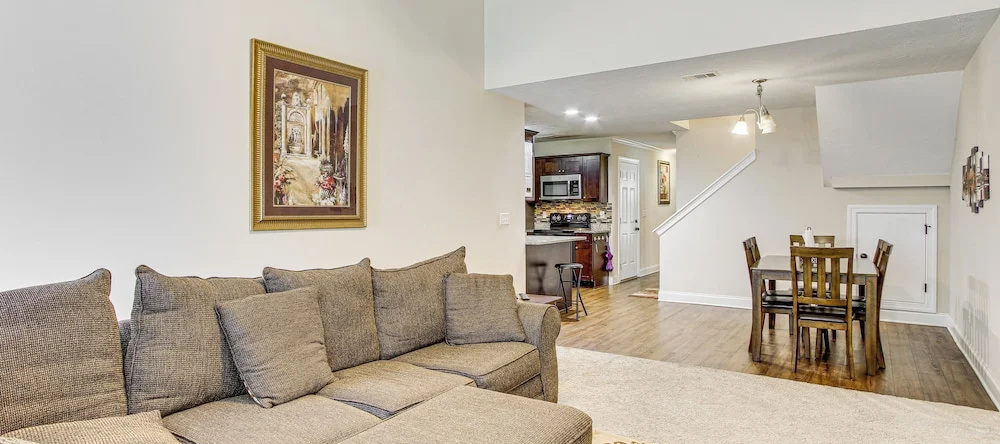 7 Mi to Dtwn Augusta: Townhome Near Shops & Eats!, 格罗夫敦 — 照片 1