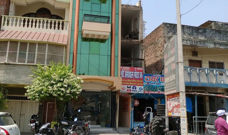 Hotel Green Palace and Ujala Restaurant, 阿扎姆加尔 — 照片 1