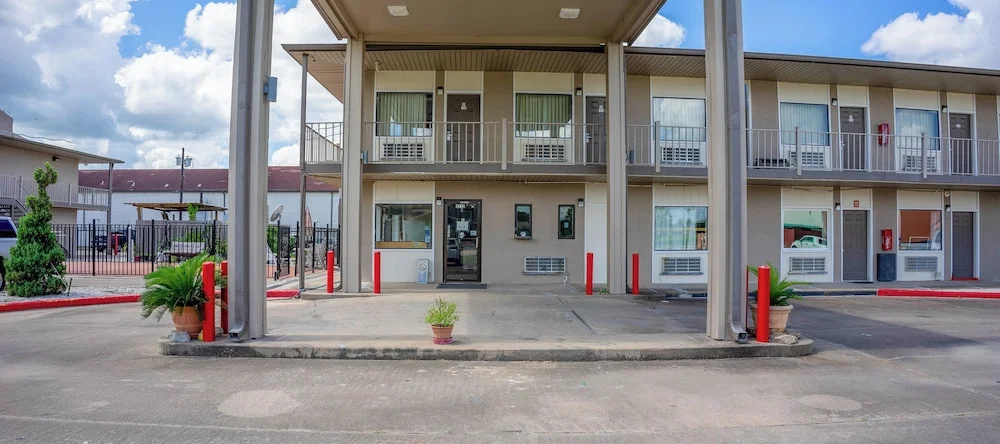 Regency Inn & Suites By OYO Bay City TX, Bay City — photo 1