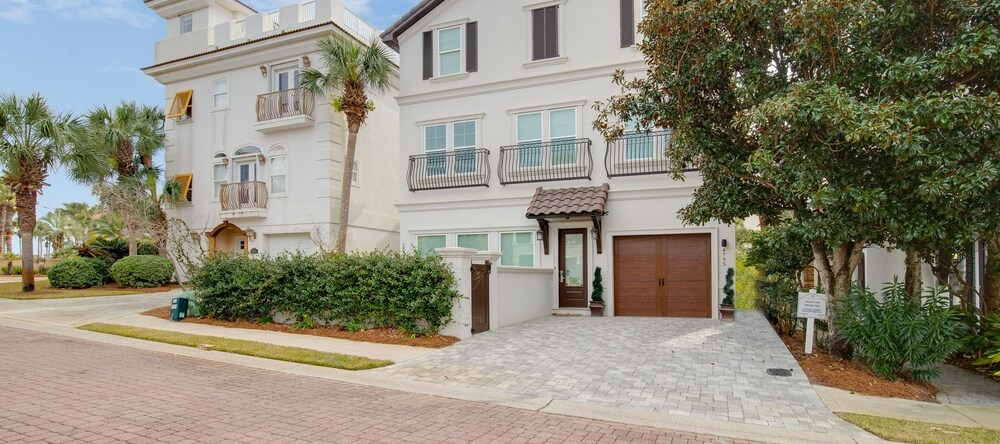 Destin's Gem by Avantstay Steps to the Beach w/ BBQ & Pool, 德斯坦 — 照片 1