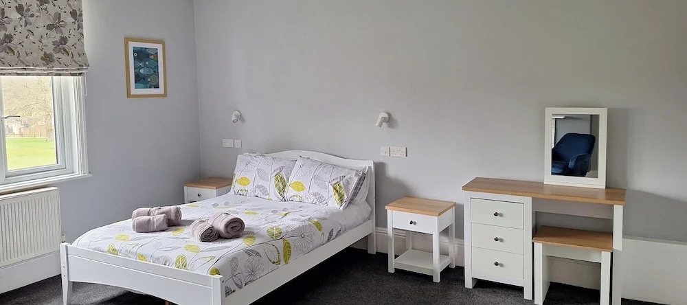 Room-Spacious Double Room With Lovely Vi, Cranleigh — фото 1