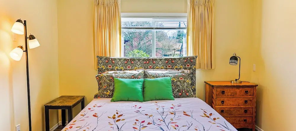 Laurel's Cottage, Qualicum Beach — photo 1