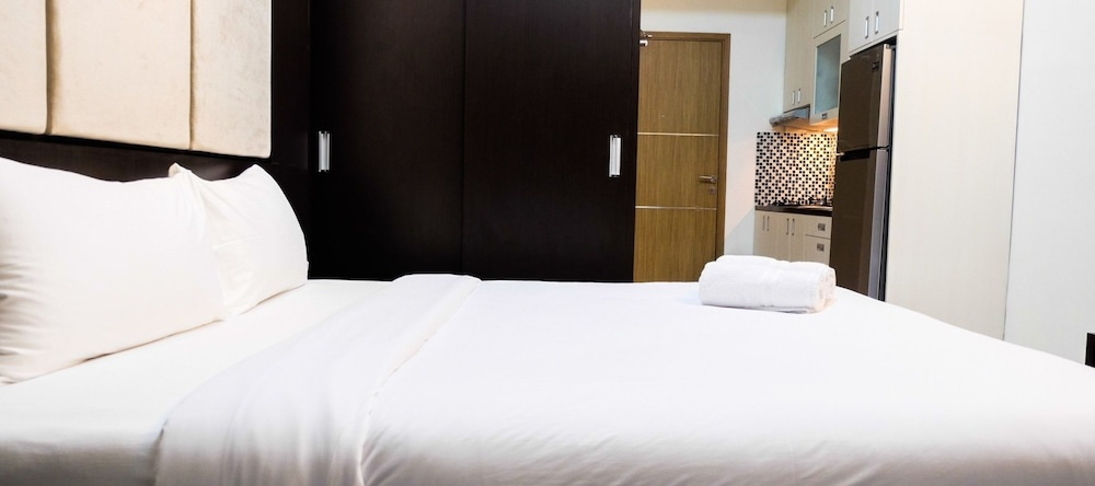 Warm And Homey Studio At The Oasis Cikarang Apartment By Travelio, Чикаранг — фото 1
