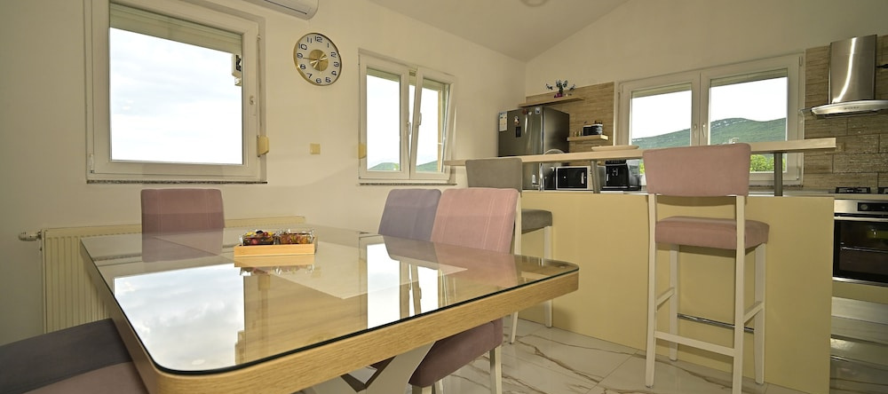 Villa Bravic 4*, Nature Home With Pool Near Split, 奥索埃 — 照片 1