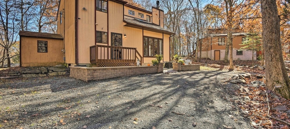 Poconos Vacation Rental W/ Pool Access & Hot Tub!, Бушкилл — фото 1