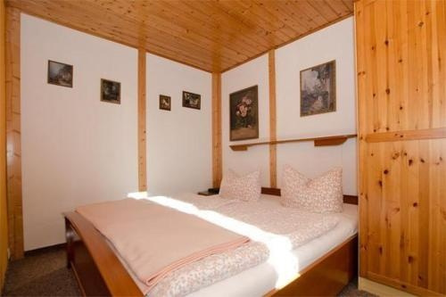 Bungalow im Grünen, 齐尔科夫 — 照片 1