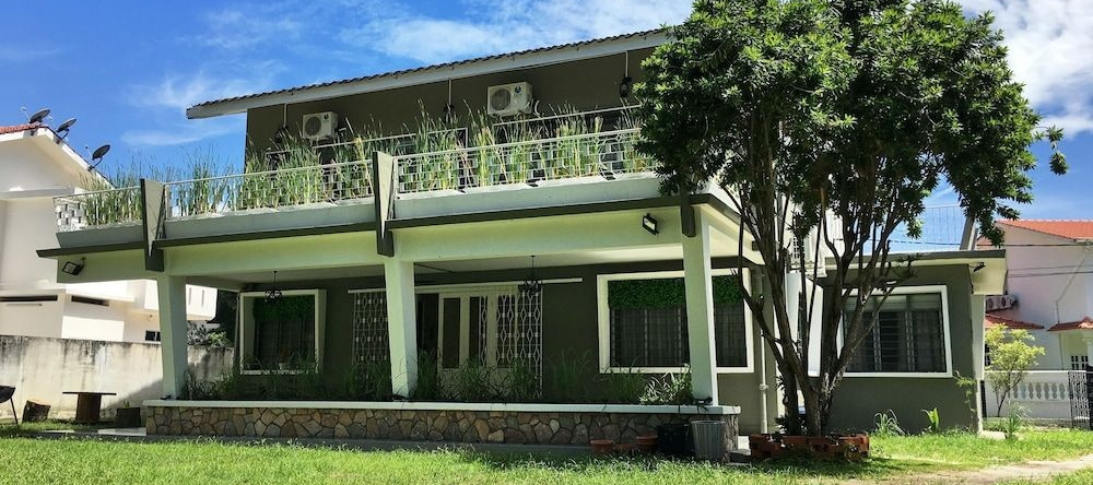 iBook 3 - Beachside Bungalow, Tanjung Bungah — photo 1