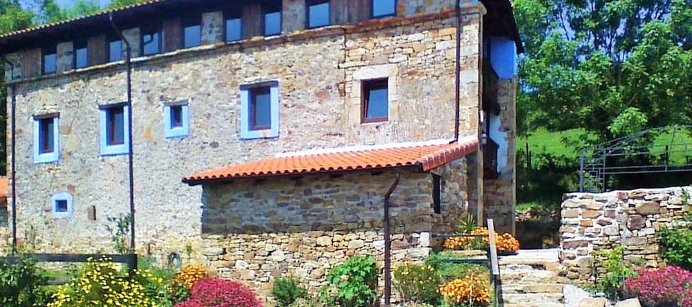 House With 4 Bedrooms in Ampuero, With Wonderful Mountain View and Enc, 安普埃罗 — 照片 1