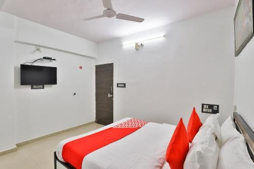 Oyo 25054 Hotel Day Night Stay, Palsana — photo 1