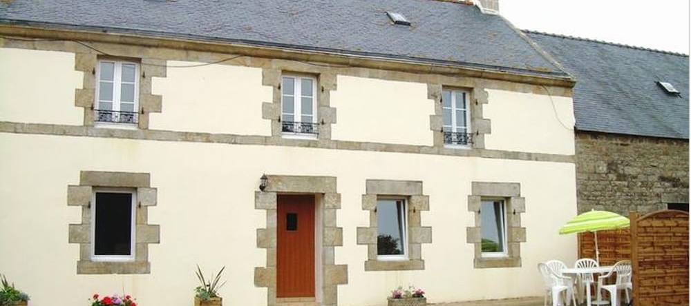 House With 3 Bedrooms in Plonévez-porzay, With Furnished Garden and Wi, 普洛内韦波尔宰 — 照片 1