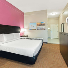 La Quinta Inn & Suites by Wyndham Winnie, 温尼 — 照片 4