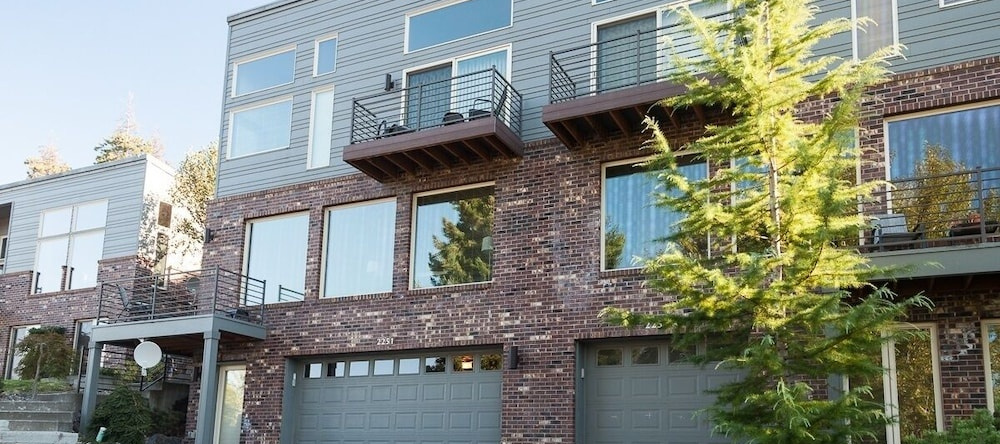 NEW Condo Downwider with Hot Tub, Minutes Away from The Columbia River Gorge by RedAwning, Hood River — photo 1