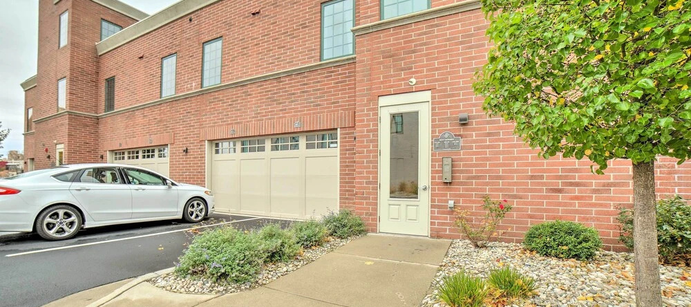 Luxe Manistee Condo W/ Balcony & River Views!, Манисти — фото 1