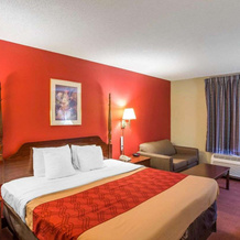 Econo Lodge Inn & Suites Canton, Canton — photo 3