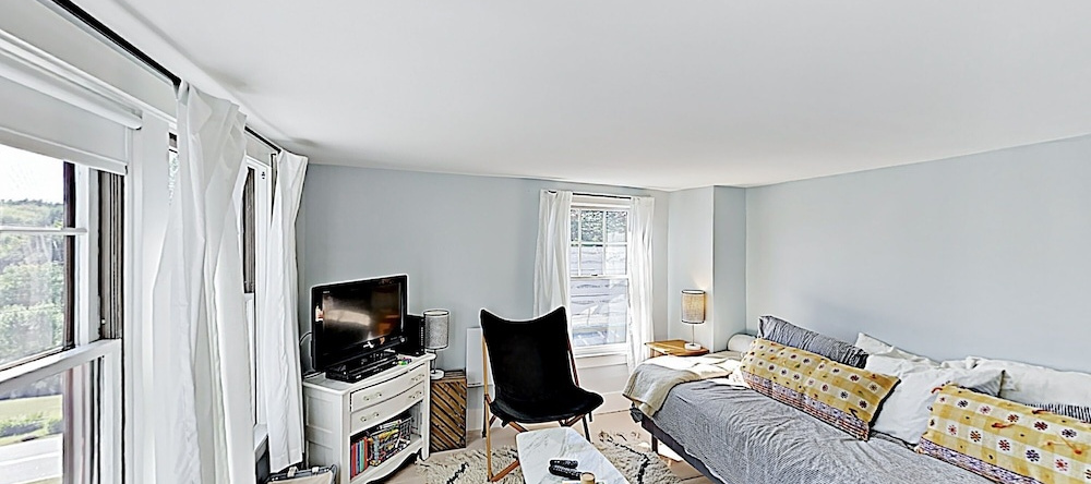 New Listing! Waterfront W/ Stunning Views 4 Bedroom Home, 菲普斯堡 — 照片 1
