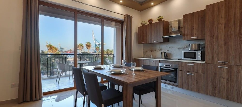 Gem Beachfront Apt with Amazing Bay and Sea Views, 比尔泽布贾 — 照片 1