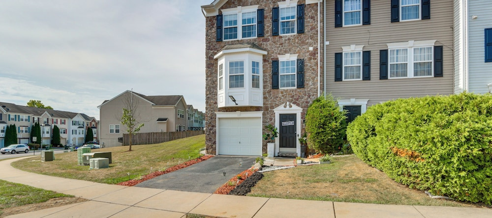 < 2 Mi To Dtwn Hagerstown: Townhome W/ Fireplace, Хейгерстаун — фото 1
