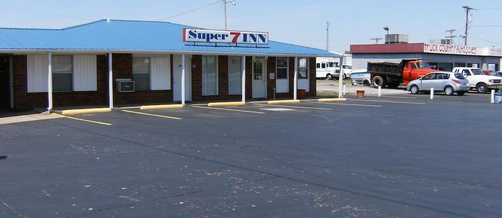 Super 7 Inn Cadiz, 加的斯 — 照片 1