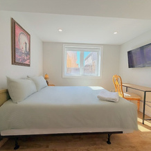 Cozy Rooms in Bright Walkout Suite - Newly Renovated 2026, 列治文山 — 照片 4