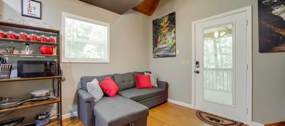 Private Hot Tub, Yard: Pet-friendly Whittier Cabin, Whittier — photo 1
