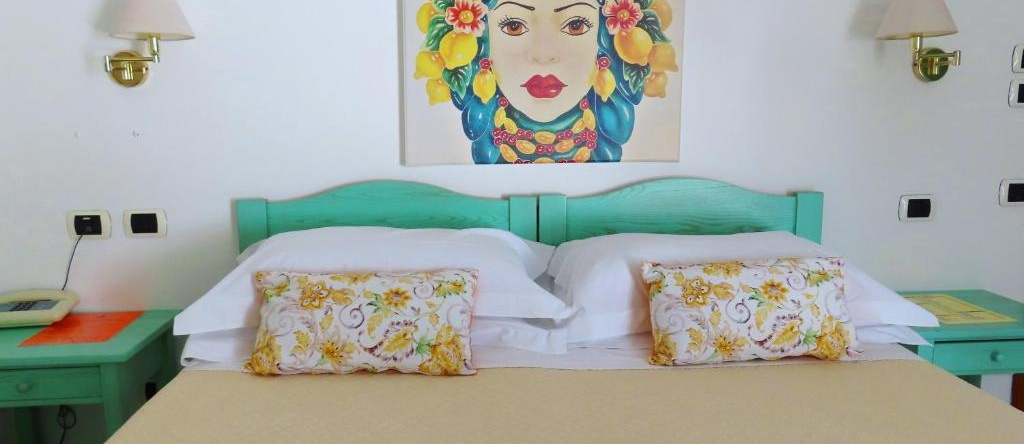 Stromboli Central Family Apartment - 3 Double Rooms, 斯特龙博利 — 照片 1