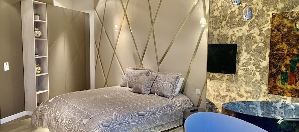 Apartments in Sky Tower with Bathtub near the window, 弗罗茨瓦夫 — 照片 1
