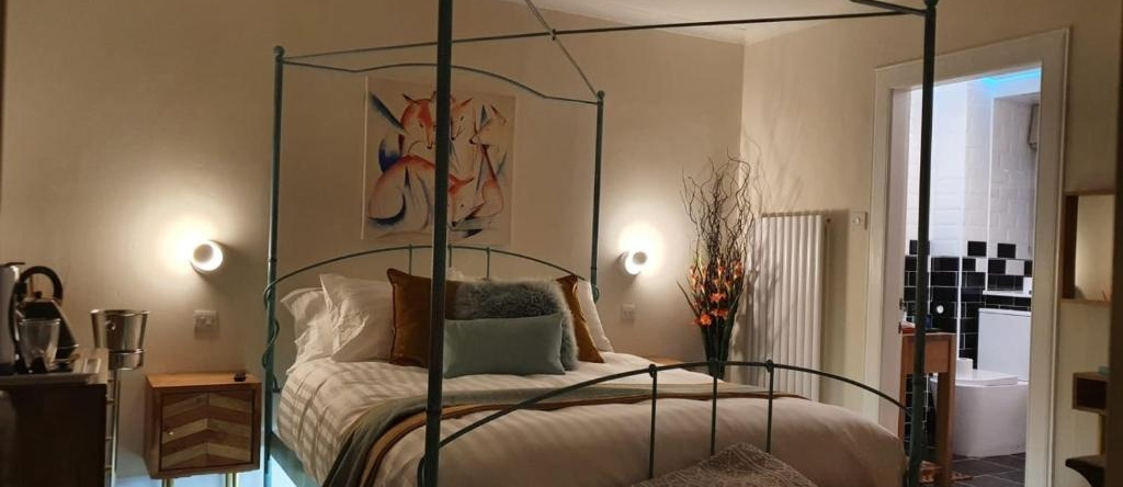 The Orange Fox Lux Room and Hot Tub at The Grumpy Schnauzer Guest House, 科特布里奇 — 照片 1