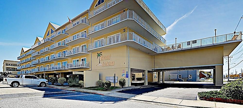 New Listing! Ocean-view W/ Pool - Near Beach 3 Bedroom Condo, Ocean City — photo 1