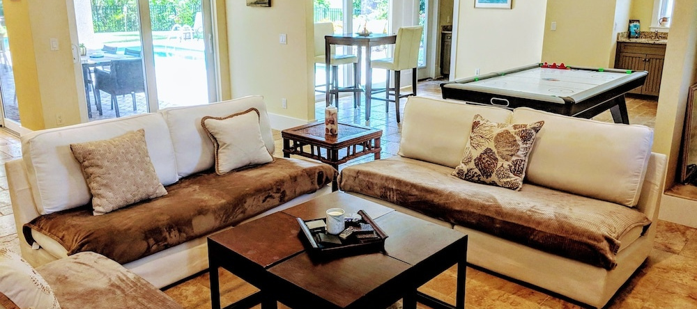 Palm River Estate - Five Bedroom Home, 北那不勒斯 — 照片 1