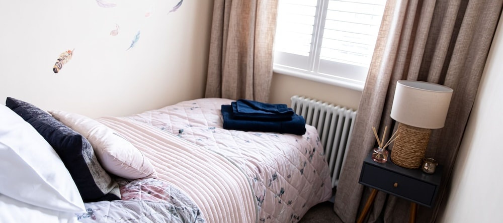 3 Bed House - Sleeps 6 - Garden - Parking - Wifi, 丹顿 — 照片 1