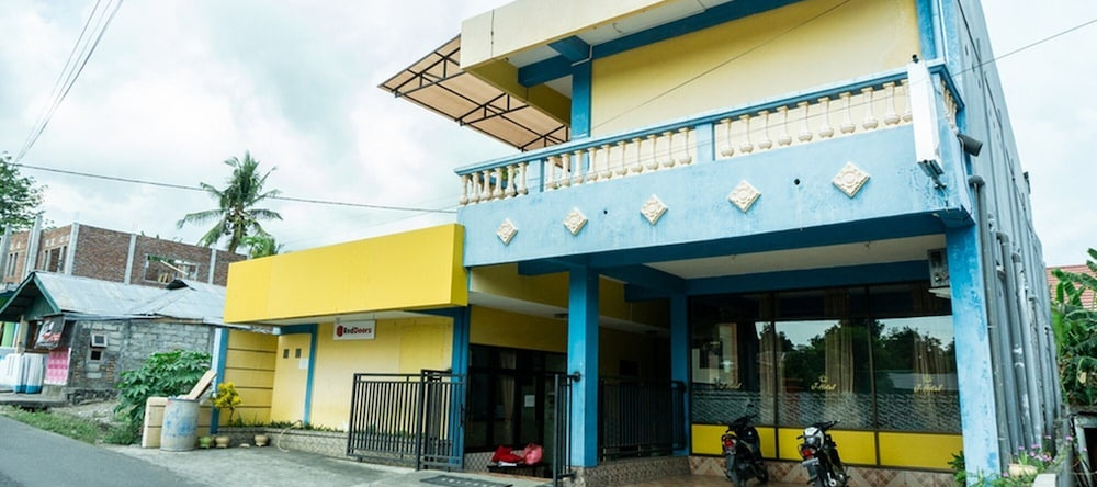 RedDoorz near H. Hasan Aroeboesman Airport, 恩德 — 照片 1