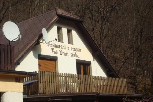 Restaurant a penzion Pod Draci skalou, Karlstejn — photo 1