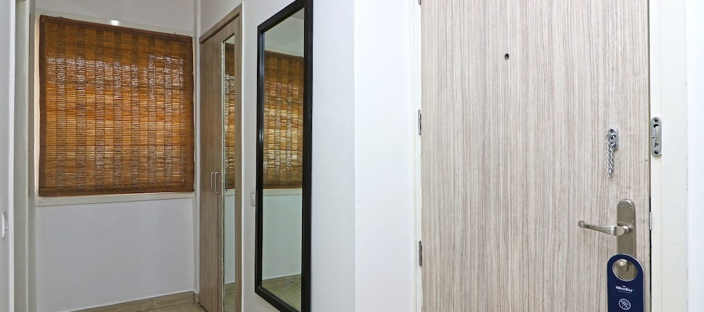 OYO 19389 SilverKey Rajouri Garden, 加诺尔 — 照片 1