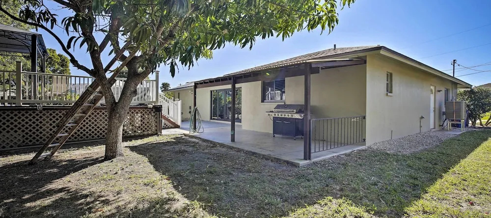Pet-friendly Oasis w/ Deck & Fire Pit in Bokeelia!, 博基利亚 — 照片 1