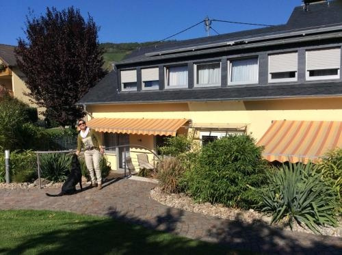 Ferienweingut Evelyne Keifer, 贝恩卡斯特尔-屈斯 — 照片 1