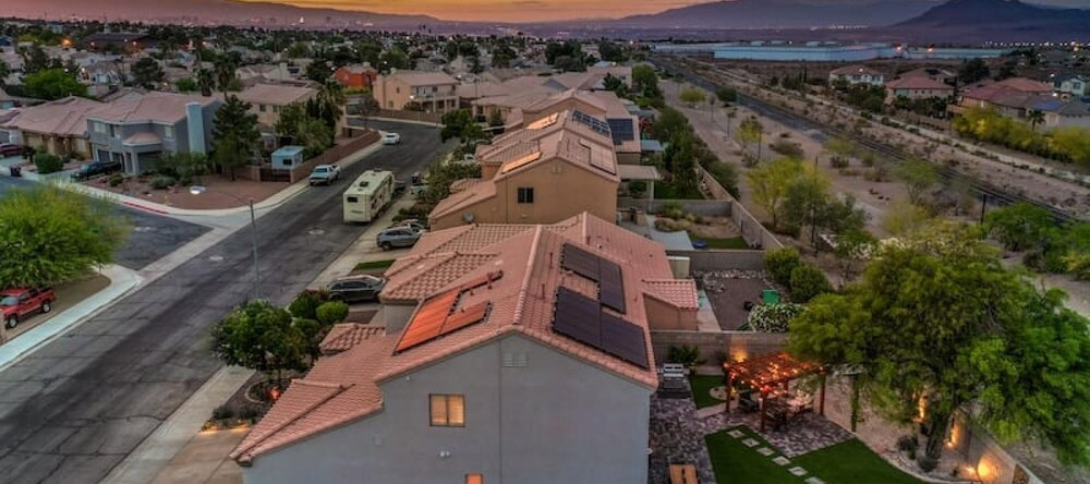ZEN Retreat Jacuzzi Fire Pit BBQ Hammocks Patio Yoga Room Parking, Henderson — photo 1