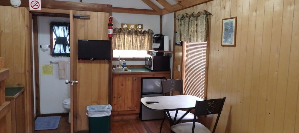 Okefenokee Pastimes Cabins RV Park, 福克斯通 — 照片 1
