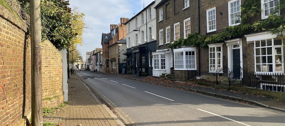 Immaculate 1-bed Apartment Near the River Thames, 泰晤士河畔森伯里 — 照片 1