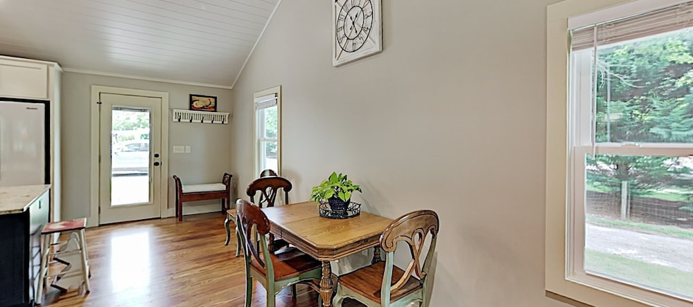 Charming Getaway W/ Luxe Interior & Screened Patio 2 Bedroom Cottage, Flat Rock — photo 1