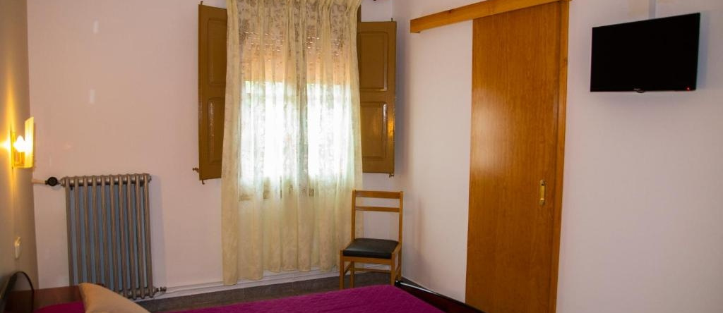 Hostal Montserrat, Монсени — фото 1