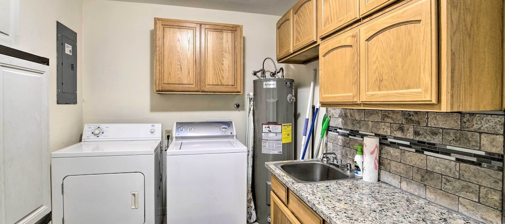 Updated Coos Bay Home ~ 2 Mi To Pacific Ocean, Куз Бэй — фото 1