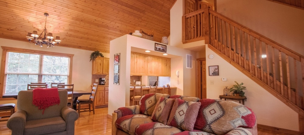 Whispering Woods Lodge-Sleeps 10 4 Bedroom Home By Redawning, Шелл Ноб — фото 1