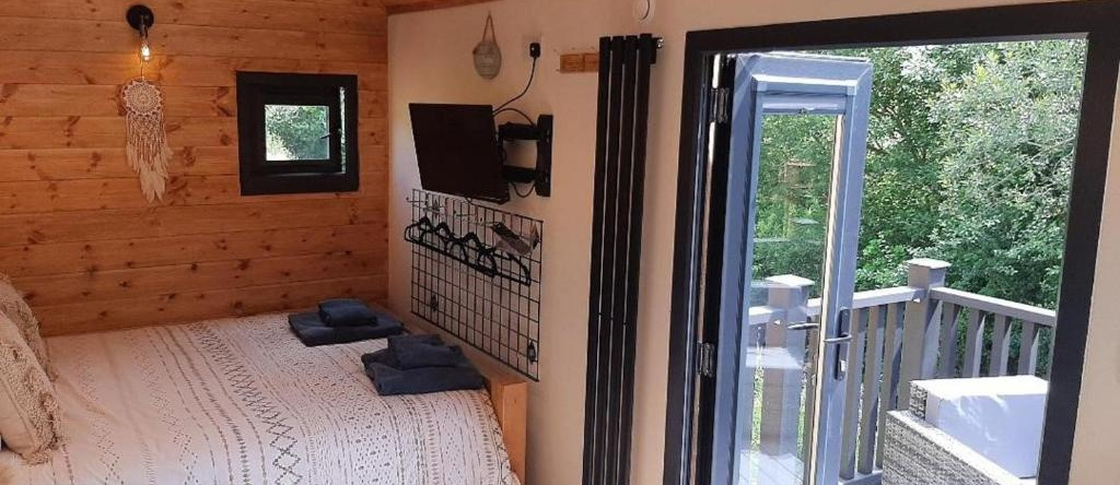 Min yr Afon - Cabin - Sleeps 2 - Hot Tub - Parking, 特鲁瓦尔奇迈 — 照片 1
