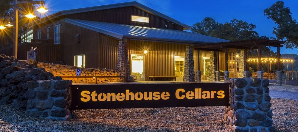 Bed & Barrel at Stonehouse Cellars, 克利尔莱克奥克斯 — 照片 1