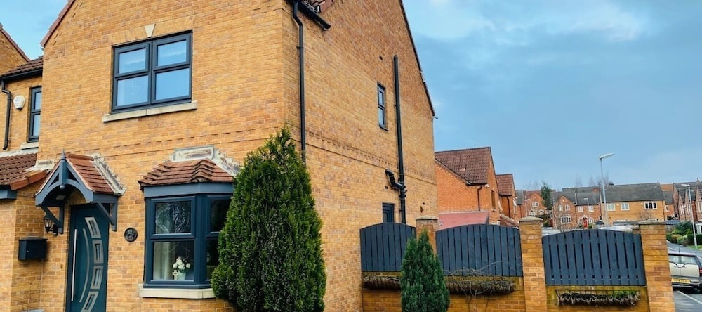 4-Bed House With Private Garden In Barnsley!, Барнсли — фото 1