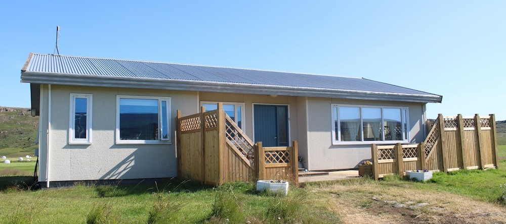 Stóri-Bakki Guesthouse with hot tub, Eidar — photo 1