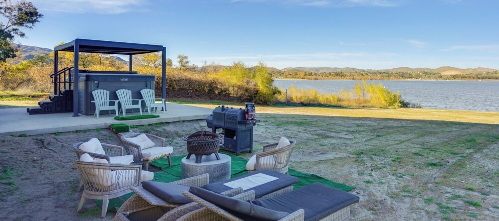 Waterfront Getaway On Lake Elsinore W/ Swim Spa, Лейк-Эльсинор — фото 1