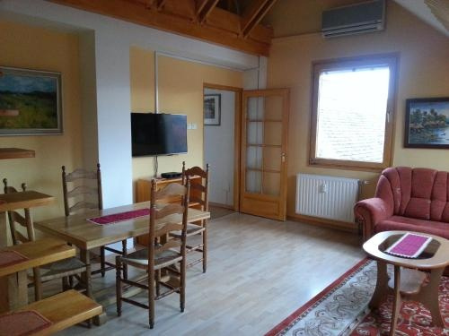 Gárdi Apartman, Сексард — фото 1