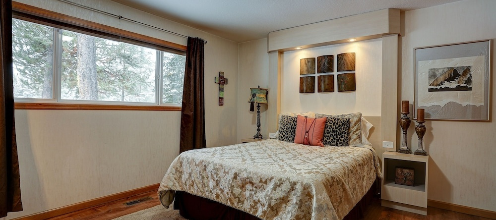 Pet-Friendly 6 Otter Home features Bikes to Explore Sunriver Village by RedAwning, Sunriver — photo 1