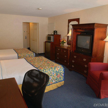 Point Plaza Suites at City Center, 纽波特纽斯 — 照片 2